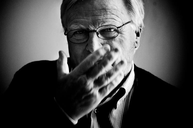 Strammer. Egentlig var det posten som formand for kunstfondens to billedkunstneriske udvalg, Per Arnoldi havde sat næsen op efter. Og mens han gik og ærgrede sig over, at den røg til en anden, ringede kulturministeren  med et tilbud. Nu bliver han formand for Statens  Kunstråd eller talsmand for kunstnerne, som han siger. Og så skal der strammes op. 