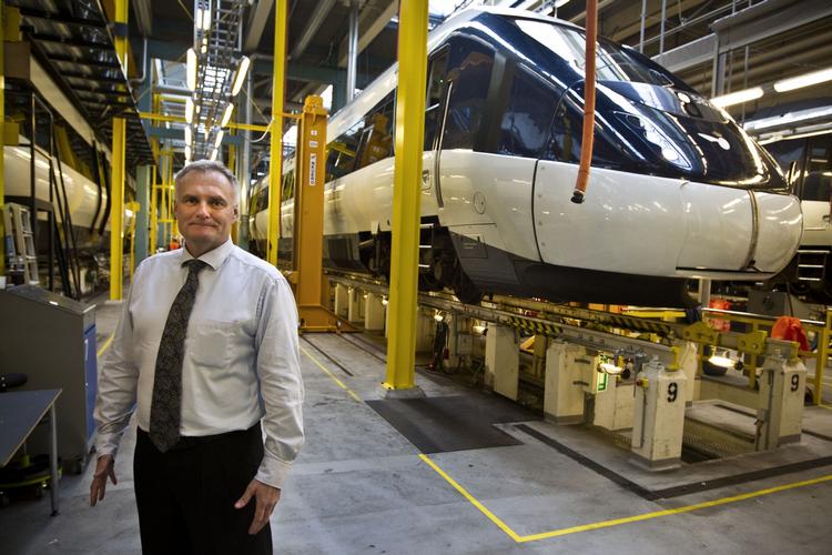 Bremseproblemer. DSB's koncernchef, Frank Olesen, fotograferet forleden foran et IC4-tog på værkstedet i Aarhus. Mandag havde DSB problemer med et IC4-tog, som ikke var i stand til at stoppe for rødt på Fyn. 