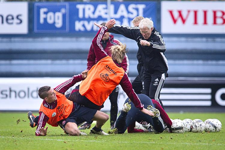 Forberedelser. Under tirsdagens træning måtte Morten Olsen bruge udtrykket 'hold da op' i en helt anden sammenhæng. 
