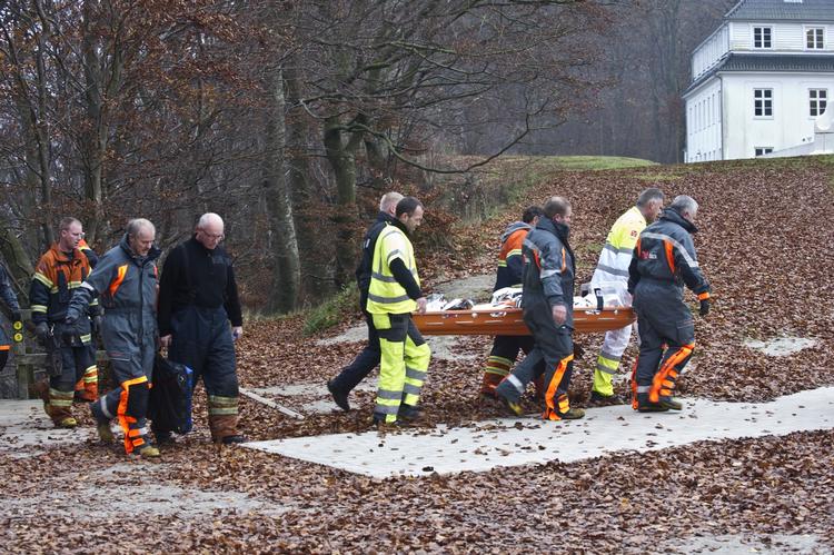 Død. En mand på 45-50 år blev i går fundet død for foden af Møns Klint. Politiet har endnu ikke identificeret ham. 