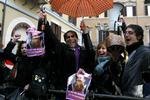 Jubel. Demonstranter fejrer udmeldingen fra Silvio Berlusconi: 'Din mest vidunderlige gave: Din afsked'. 
