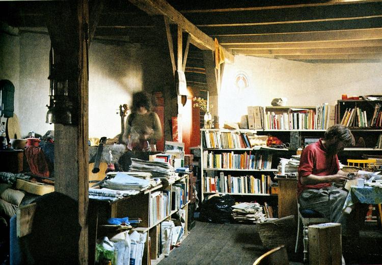 Slum. Billederne fra Christiania fremstår som dokumentation af en slidt beskedenhed, og de fortæller deres egen historie om noget, der var tæt på fattigdom. 