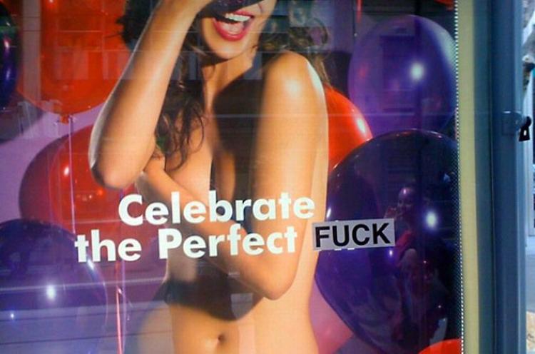 Kunst? Den amerikanske designer og fotograf Bodhi Oser har siden 2005 hængt klistermærker med ordet FUCK op i bl.a. Los Angeles. 