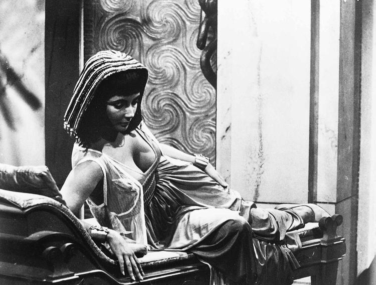 Smækker.  Sådan ser Kleopatra ud i Mette Winges bevidsthed. Dette foto af Elizabeth Taylor er fra 1963 under optagelserne til filmen 'Kleopatra' i Rom. 