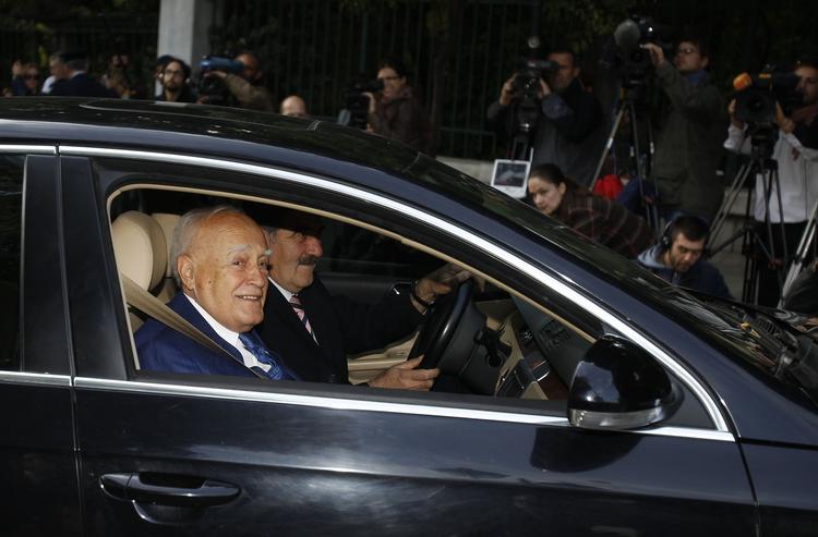 Aftale. Præsident Karolos Papoulias forlader forhandlinger i præsidentpaladset. 