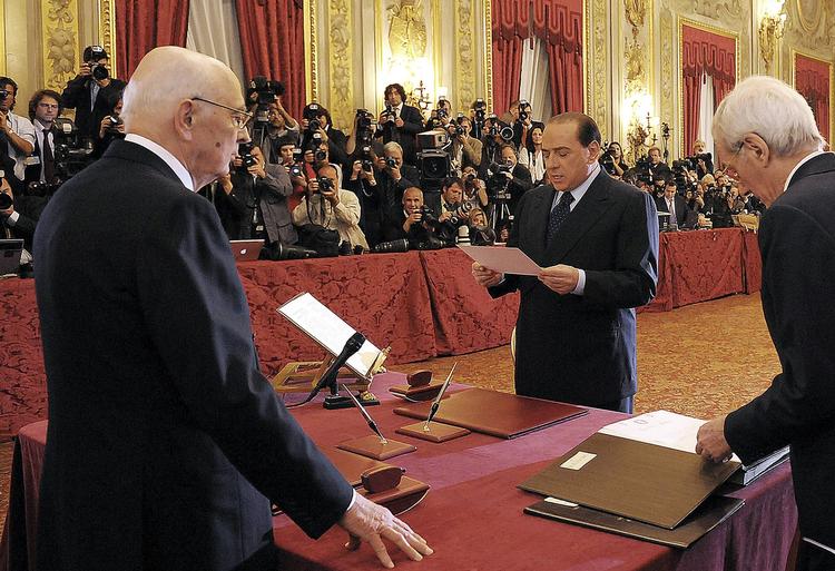 Toppolitikere. Sådan så det ud, da Silvio Berlusconi i 2008 blev taget i ed af præsident Giorgio Napolitano (t.v.). I går meddelte Berlusconi præsidenten, at han snart vil trække sig. 