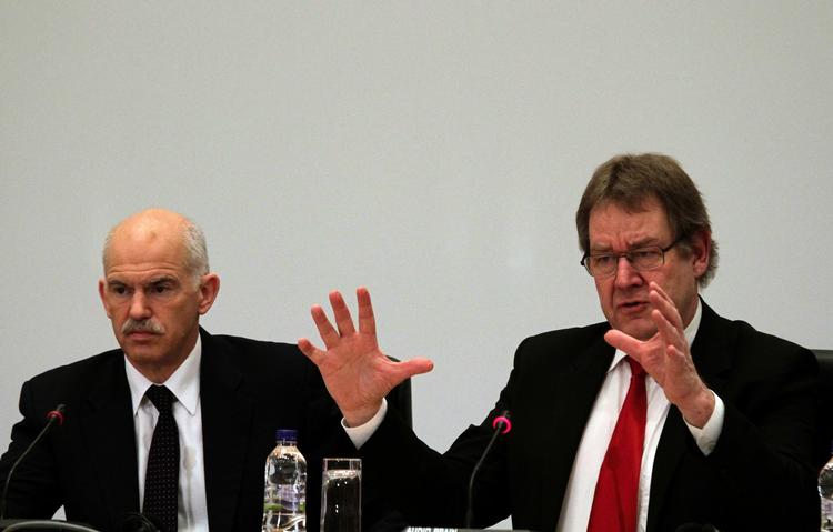 PES President Poul Nyrup Rasmussen (r) with George Papandreou during a meeting of European socialists earlier this year. Archive. 