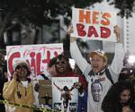 Afklaring. Michael Jackson-fans uden for Criminal Justice Center i downtown Los Angeles jubler, efter at Conrad Murray i mandags blev kendt skyldig i uagtsomt manddrab. 