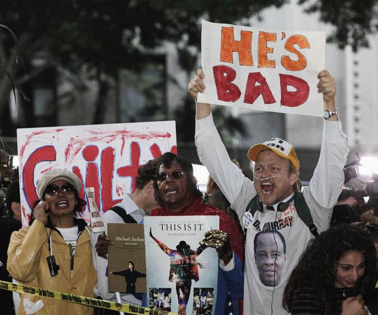 Afklaring. Michael Jackson-fans uden for Criminal Justice Center i downtown Los Angeles jubler, efter at Conrad Murray i mandags blev kendt skyldig i uagtsomt manddrab. 