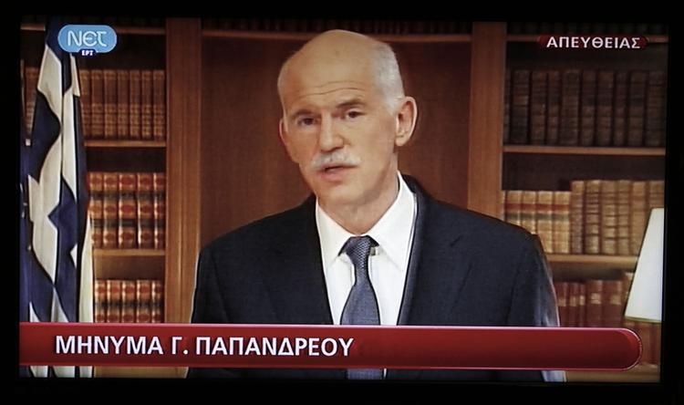 Forvirring. Den hidtidige ministerpræsident, George Papandreou, gik her til aften på græsk tv og sagde, at en aftale om en ny regering var på plads. Men der forhandles stadig. 