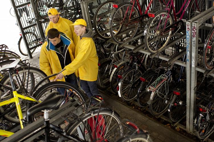 Indsats. Elever fra Ørestad Gymnasium hjalp DSB med at tælle cykler på Nørreport Station. 