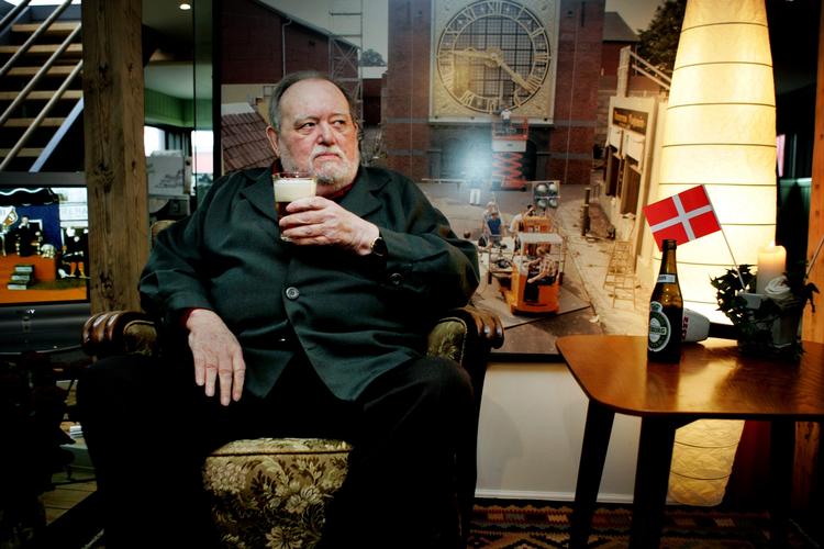 Ikon. Erik Balling blev fejret på Nordisk Film på sin 80 års fødselsdag. Året efter døde han. Christian Monggaard har skrevet en ordentlig klods om instruktørens liv. 