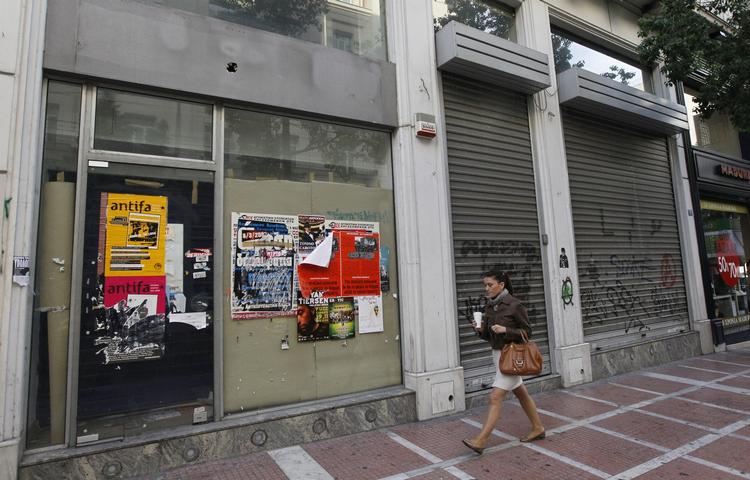 KRISE. Det græske kollaps slår hårdt. Her ses lukkede butikker i det centrale Athen. 