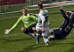 1-1. Steffen Rasmussen (i grønt) kunne i mandags ikke forhindre Sønderjyske Kenneth Fabricius i at udligne til 1-1 langt inde i tillægstiden. 