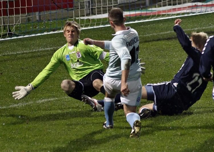 1-1. Steffen Rasmussen (i grønt) kunne i mandags ikke forhindre Sønderjyske Kenneth Fabricius i at udligne til 1-1 langt inde i tillægstiden. 