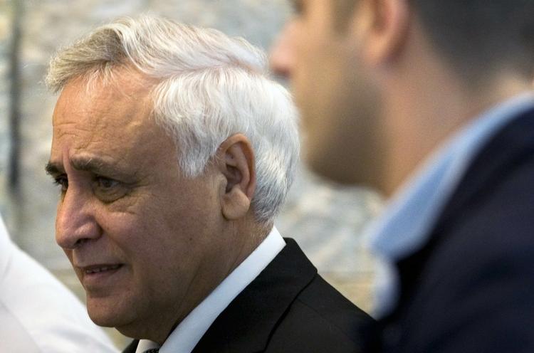 Israels tidligere præsident Moshe Katsav forlader her højesteretten i Jerusalem. Domstolen har netop stadfæstet byretten i Tel Avivs voldtægtsdom fra maj. Katsav skal syv år i fængsel. 