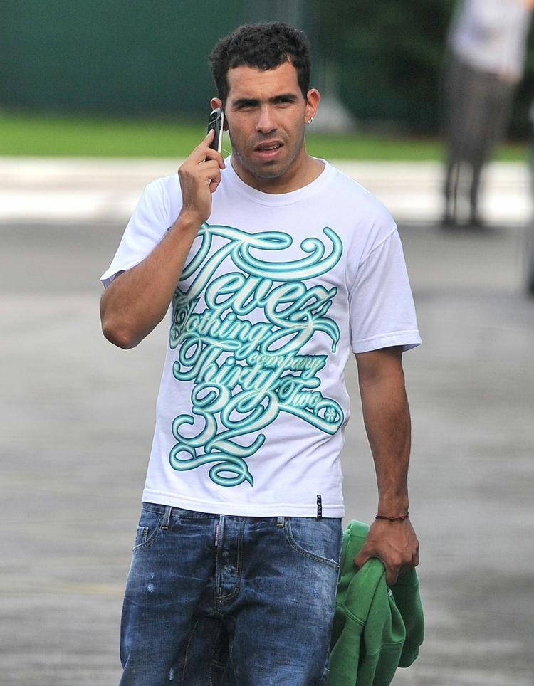 Flere europæiske storklubber, herunder Juventus og Milan, meldes interesserede i at skrive kontrakt med Tevez. 