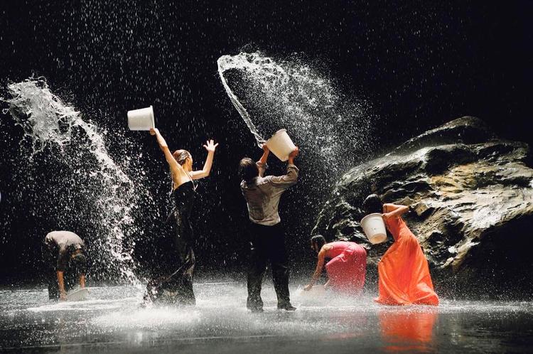 3D-dans. Wim Wenders 'Pina' er en dansefilm i 3-D om og med Pina  og hendes koreografiske drømme fanget og fortolket i det 'nye' filmmedies tre dimensioner. 