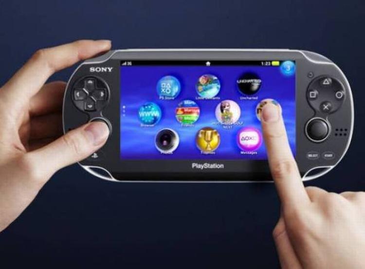 pilfinger. På elektronikmessen Beep bliver det i fra i morgen muligt at pille ved fremtidens gadgets. Som her Sonys kommende PlayStation Vita-konsol, der har dobbelte trykfølsomme skærme front og bag. 