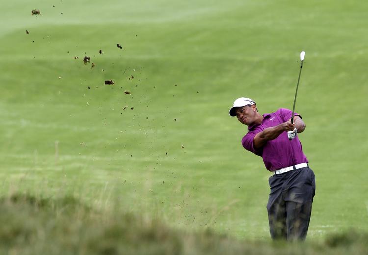 boldtræf. Den gode fornemmelse hjemme fra træningsbanen tog Tiger Woods med på banen, da han indledte turneringen i Sydney med en runde i 68 slag. 