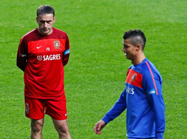 upopulær. Hvis Portugal skal med til EM-slutrunden, kræver det at landstræner Paulo Bento og Cristiano Ronaldo besejrer Bosnien-Hercegovina sammenlagt fredag og tirsdag. 