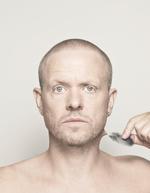 Anden. Anders Matthesen plukker sig selv i det kommende, meget personlige stand-up-show 'ANDERS'. 