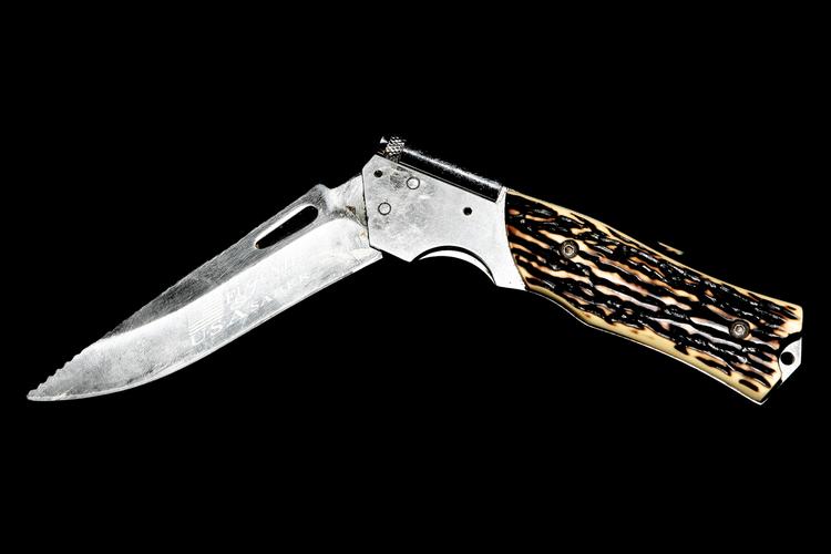 Forbudt. Blandt andet denne kniv, som politiet har beslaglagt, er ulovlig. Det vil den også være i fremtiden, men er der ingen skærpende omstændigheder, skal man nu kunne slippe med bødestraf frem for fængsel. 