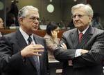 KRISEKNUSER. Lucas Papademos (tv) skal nu redde Grækenlands økonomi fra kollaps. Her er han fotograferet sammen med den tidligere formand for Den Europæiske Centralbank, Jean-Claude Trichet. 