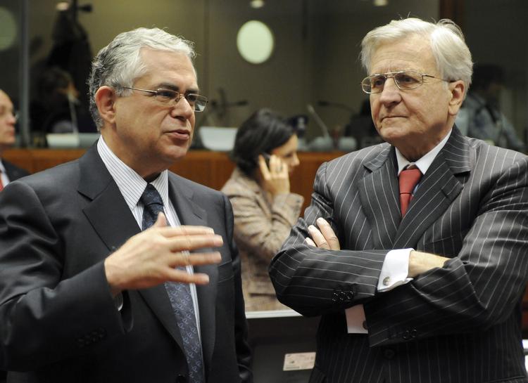 KRISEKNUSER. Lucas Papademos (tv) skal nu redde Grækenlands økonomi fra kollaps. Her er han fotograferet sammen med den tidligere formand for Den Europæiske Centralbank, Jean-Claude Trichet. 