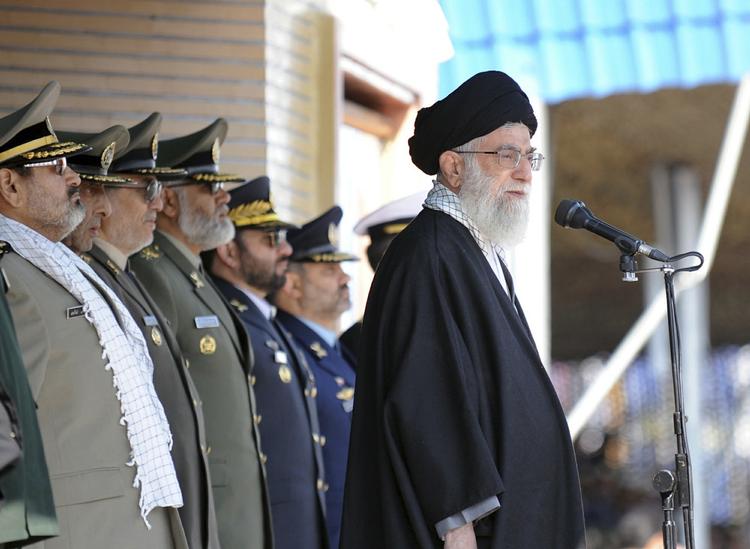 Trusler. Ayatollah Ali Khamenei talte i dag på et militærakademi i Irans hovedstad Teheran. 
