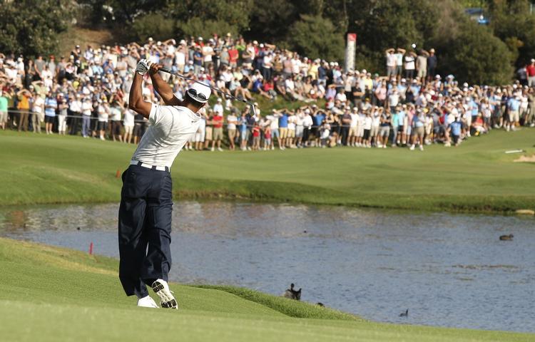 birdie-woods. Selv om det blev til to bogeys, følte Tiger Woods sig fejlfri, da han overtog føringen i Sydney. 