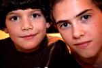 Børnemad. Sofus og Sylvester Wagner på 7 og 12 år er sjældne gæster i køkkenet. I hvert fald som kokke. Men denne aften laver de pizza efter fri fantasi med cocktailpølser i forskellige udskæringer, peperoni i tern og ost i børnemængde. 