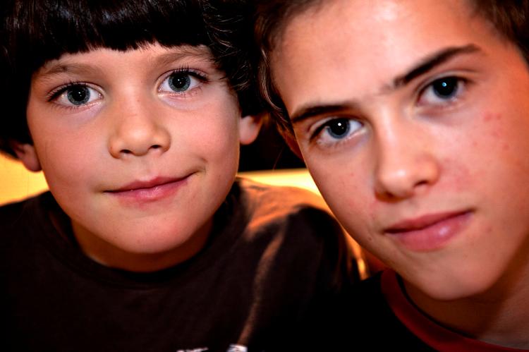 Børnemad. Sofus og Sylvester Wagner på 7 og 12 år er sjældne gæster i køkkenet. I hvert fald som kokke. Men denne aften laver de pizza efter fri fantasi med cocktailpølser i forskellige udskæringer, peperoni i tern og ost i børnemængde. 