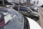 Tjek  tallene. 159.900 kroner  siger prisskiltet  på denne Fiat 500. Og den pris holder meget godt, da  bilen har alt væsentligt udstyr. Men metallak og leverings-omkostninger lægger cirka 8.000 kroner oveni. (Arkivfoto) 