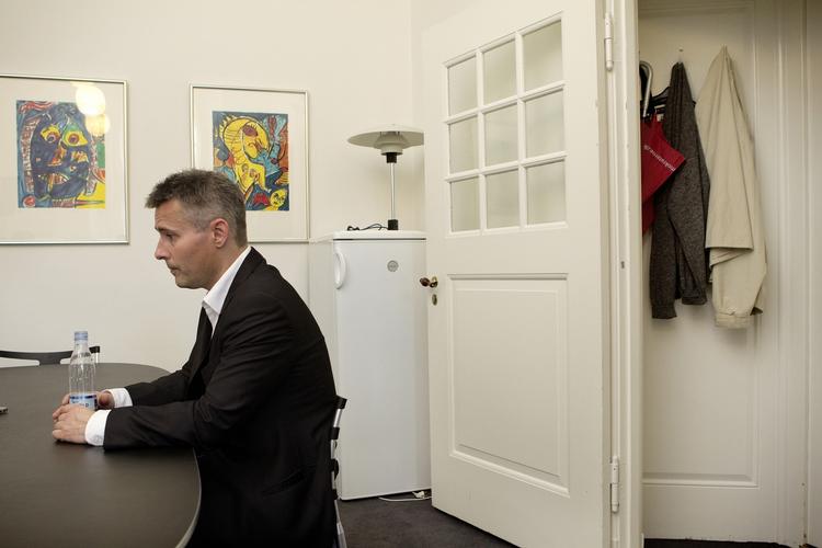 Frustreret. For Henrik Sass Larsen (S) er de daglige rygter om, hvorfor han ikke kunne sikkerhedsgodkendes, blevet en stor belastning. Arkivfoto. 
