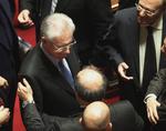 FREMTIDSSIKRING. Lykønskerne flokkedes om Mario Monti, da han ankom til det italienske senat i dag. Han er af præsidenten blevet udnævnt til senator på livsstid. 