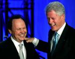 Billy Crystal her sammen med USA's tidligere præsident Bill Clinton på hans 60 års fødselsdag i 2006. 
