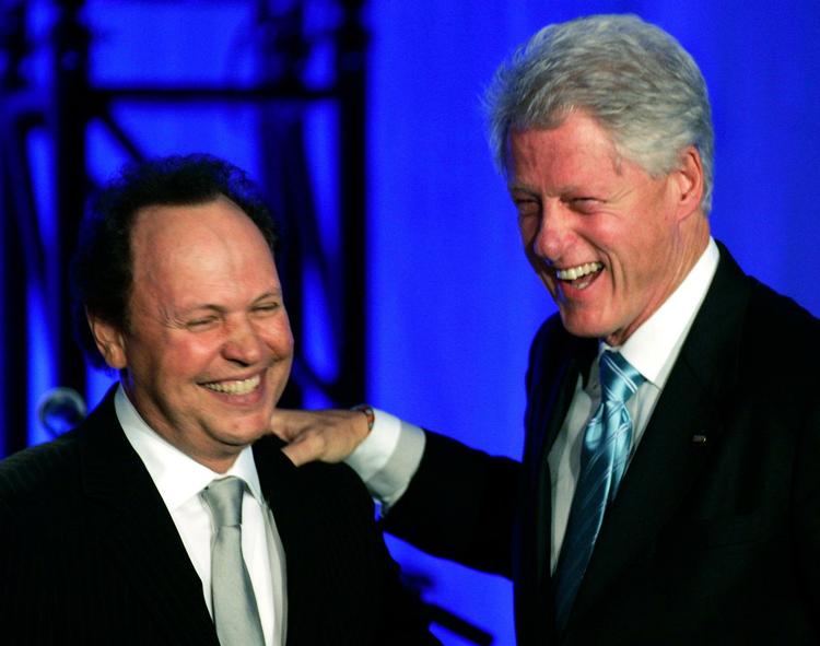 Billy Crystal her sammen med USA's tidligere præsident Bill Clinton på hans 60 års fødselsdag i 2006. 