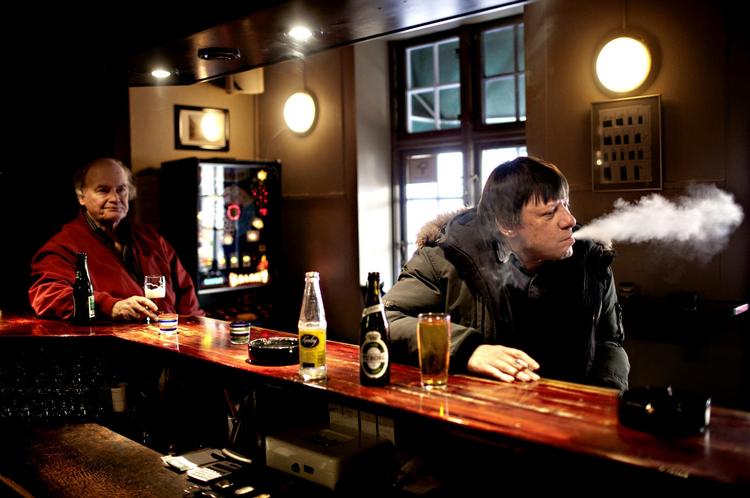 rygning skal ud af lukkede rum med offentlig adgang, mener både Hjerteforeningen og mange danskere. 