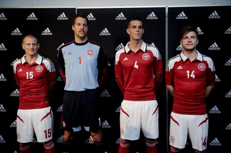 forpligtende. At landsholdstrøjen - her i den nye EM-udgave - forpligter, kan Niki Zimling, Thomas Sørensen, Daniel Agger og Lasse Schøne nok tilslutte sig. 
