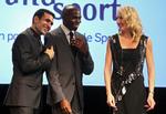 løftet. Med tre guldmedaljer i 2000, 2001 og 2033 har Paula Radcliffe (th.) allerede gjort det, men nu vil Wilson Kipketer (i midten) også løbe halvmaraton ved VM. Billedet er fra en konference i Monaco, hvor også den iranske badmintonspiller Kaveh Mehrabi (tv.) deltog. 