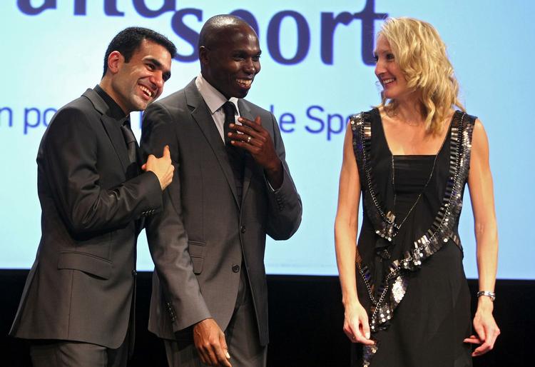 løftet. Med tre guldmedaljer i 2000, 2001 og 2033 har Paula Radcliffe (th.) allerede gjort det, men nu vil Wilson Kipketer (i midten) også løbe halvmaraton ved VM. Billedet er fra en konference i Monaco, hvor også den iranske badmintonspiller Kaveh Mehrabi (tv.) deltog. 