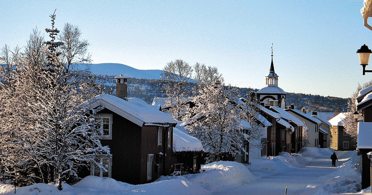TURISTMAGNET. Folk i Røros ser generelt glade og tilfredse ud, når de tøffer rundt på sparkstøtting i de stejle, snedækkede gader. 