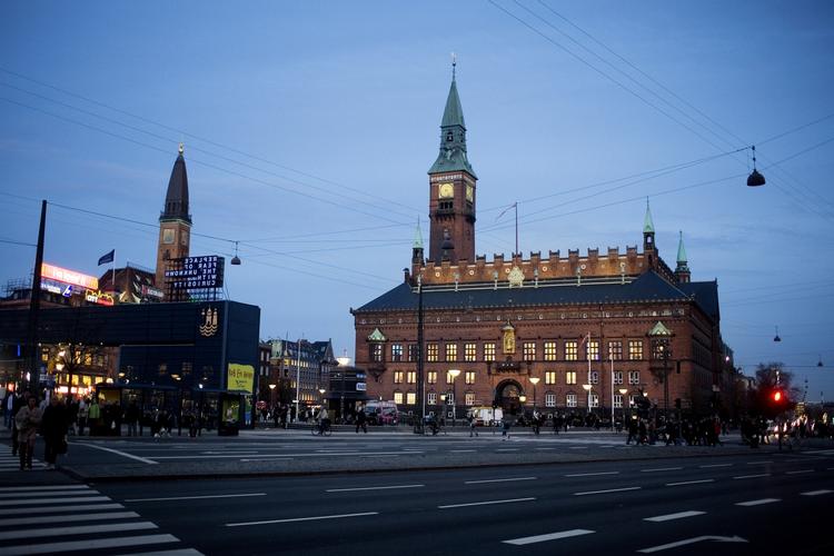 Bommert. D. 8. december står festsalen på Københavns Rådhus sørgeligt tom. Politiken havde glemt, at Københavneriets 10-års jubilæum allerede var sidste år. 