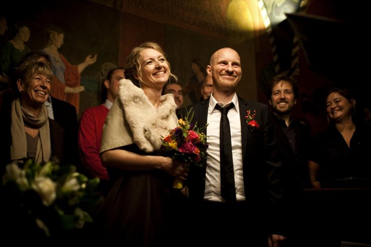 11.11.11. Københavns Rådhus har opfordret folk til at blive gift i dag, hvor datoen kun består af ettaller. »Dagen falder på en fredag, den er let at huske, og bliver I gift i november, kan I fejre kobberbryllup i maj«, skriver kommunen. Signe Gjervig og Bjarke Myrthu har fulgt opfordringen. 