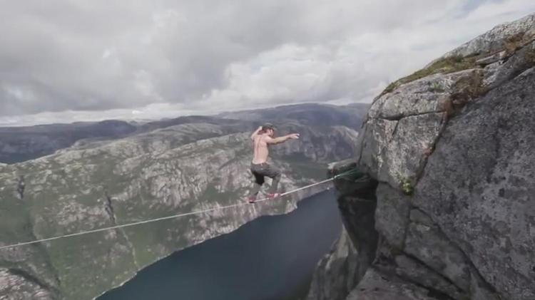 Pyhadada. Det er lige til at få kuller i maven over, når man ser, hvad 'The Skyliners' finder på. Drop  'Vild med Dans' og tag en tur op på linen i stedet. Hvis du tør. 