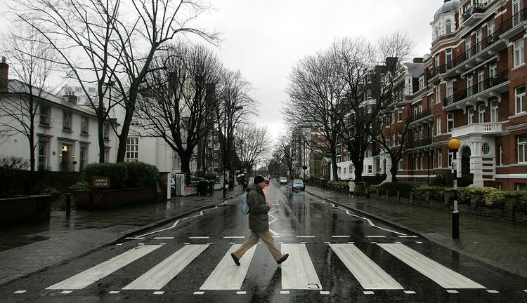 Salg. Abbey Road, hvor The Beatles vandrede over fodgængerovergangen, var hjemsted for Abby Road Studios. En del af EMI. 