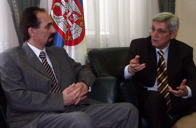 dømt. Tidligere politikommandør Ljubomir Borovcanin (tv.) lytter til Serbiens tidligere justitsminister Vlajko Stojiljkovic under et møde i 2005. 