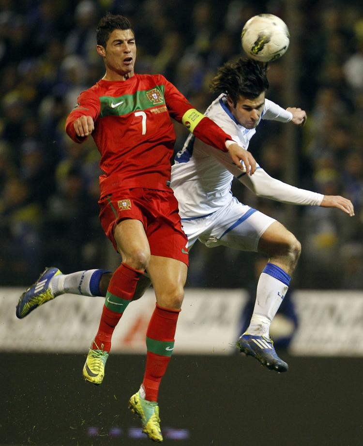 Nulløsning. Den elendige bane i Bosnien var ikke noget for Ronaldos (t.v.) tekniske spil. 