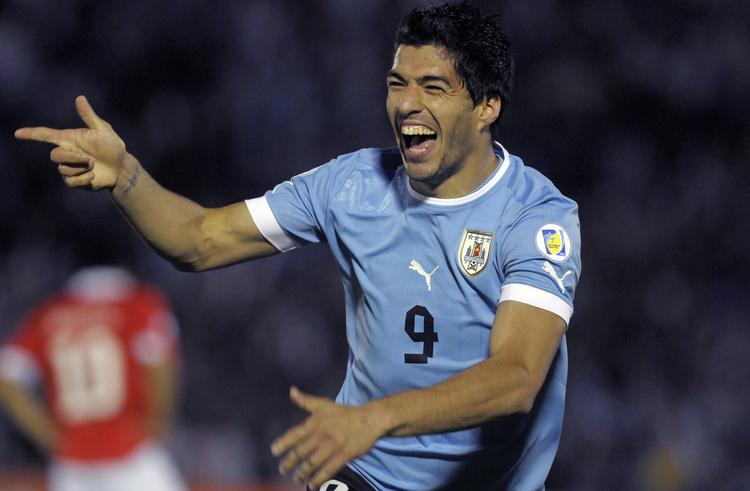 BOMBOMBOMBOM. Fire gange scorede Luis Suarez, inden han satte sig ud på bænken med en af kampboldene. 